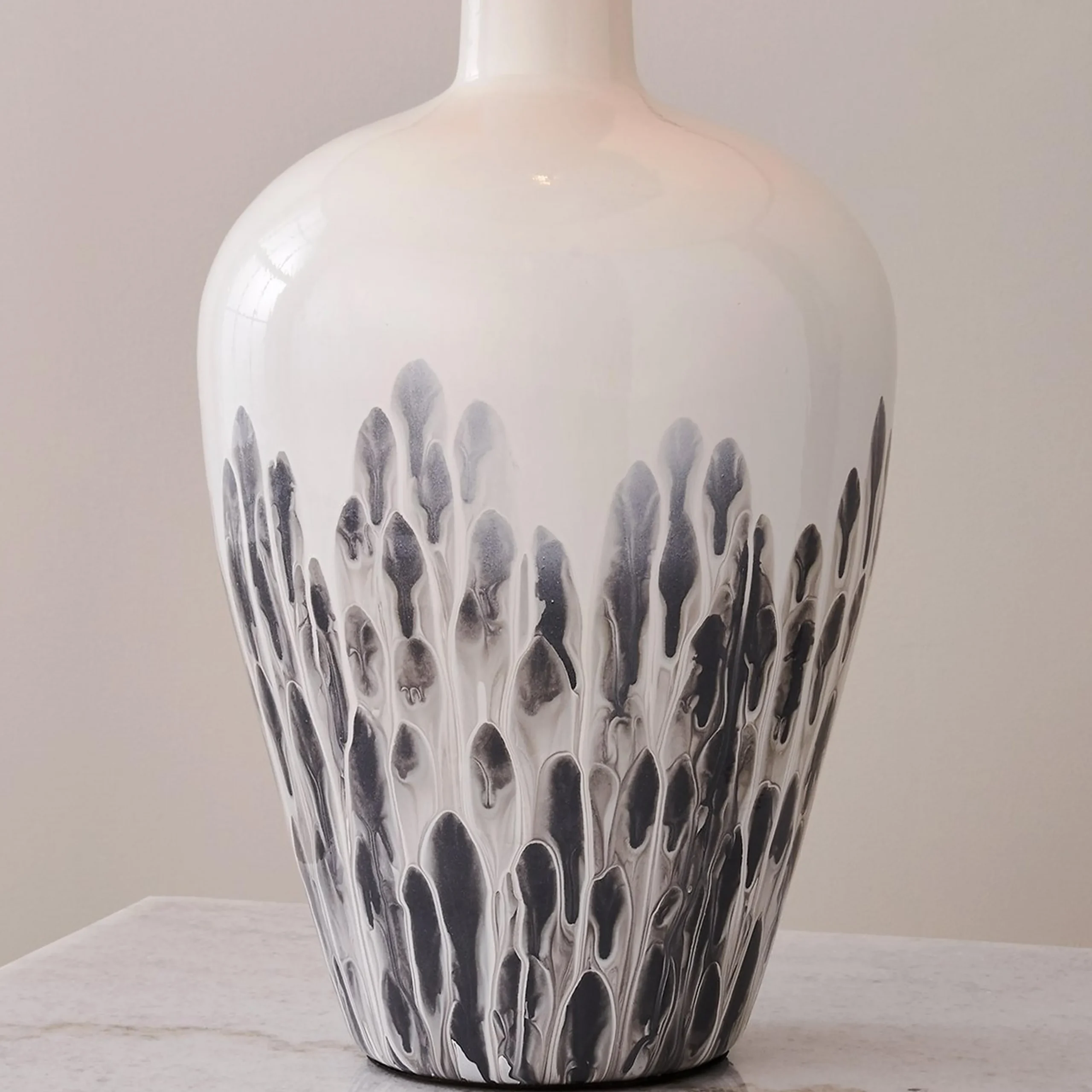 Safed Tapakana Table Lamp
