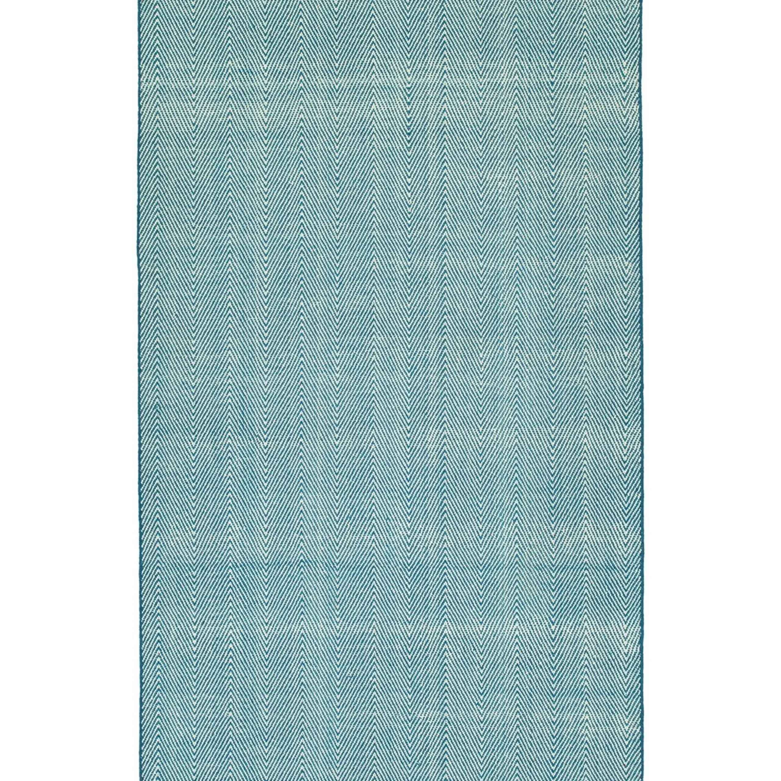 Sophisticated Chevron Indoor / Outdoor Rug