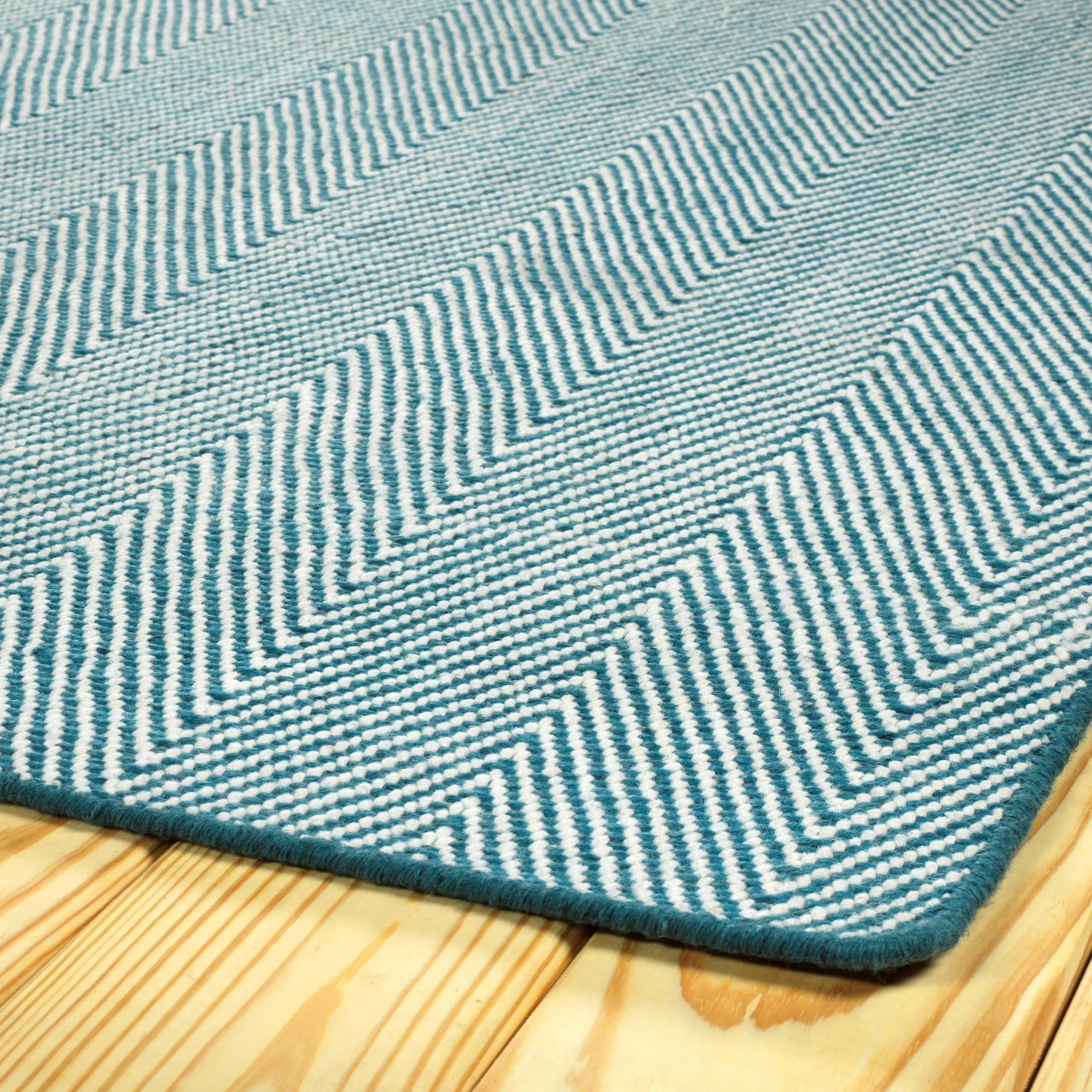Sophisticated Chevron Indoor / Outdoor Rug